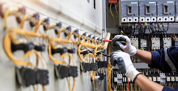 Professional Electrician technician working in Vinton, IA
